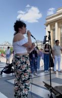 Artiste chanteuse live et musiciens