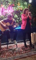 Artiste chanteuse live et musiciens