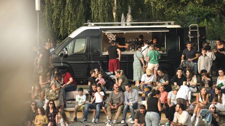 Le Beer Truck "Coup de Pression" en pleine action lors du feu d'artifice de la Ville de Levallois (Juillet 2023)